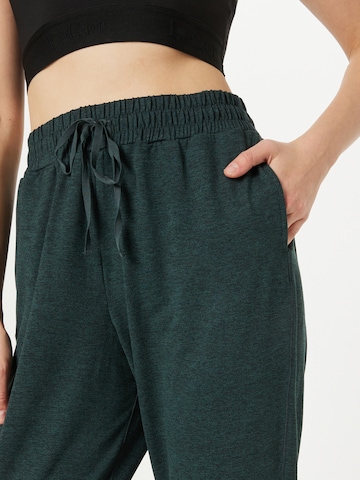 Girlfriend Collective Ozke Športne hlače 'RESET' | zelena barva