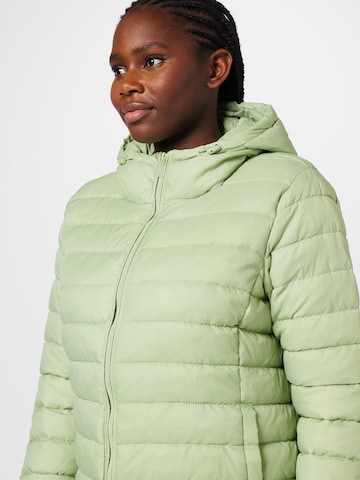 Veste mi-saison 'Tahoe' ONLY Carmakoma en vert