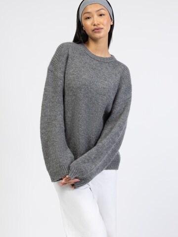 BROKE + SCHÖN Sweater in Grey