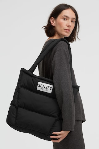 SENSES.THE LABEL Puffer Bag AL:VA mit Zipper in Schwarz: Vorderseite