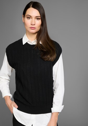 HECHTER PARIS Sweater in Black