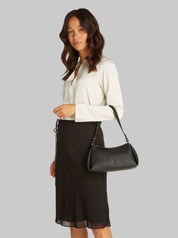 Calvin Klein Jeans - Mala de ombro em preto
