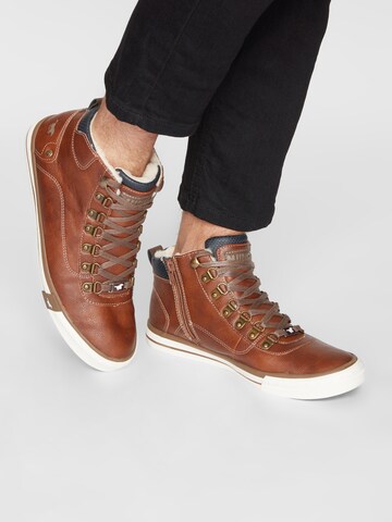 MUSTANG Sneakers hoog in Bruin