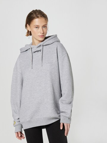 About You x Cyberkongz Sweatshirt 'Ali' i grå