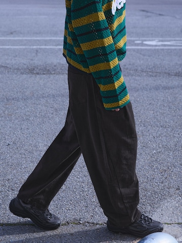 Bershka Baggy Bandplooibroek in Zwart: voorkant