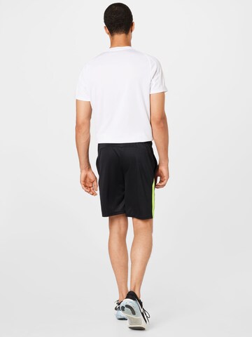 Regular Pantaloni sport de la NIKE pe negru