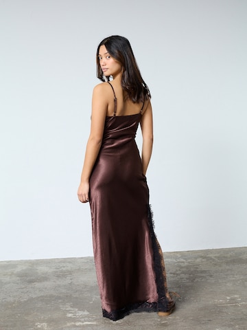 Rochie de seară 'N.ERO-DR1' de la SISTERS POINT pe bronz