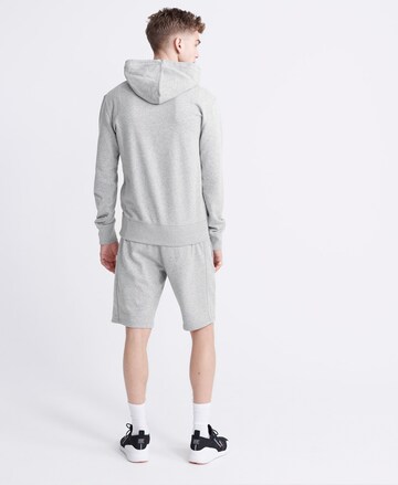 Coupe regular Sweat de sport Superdry en gris