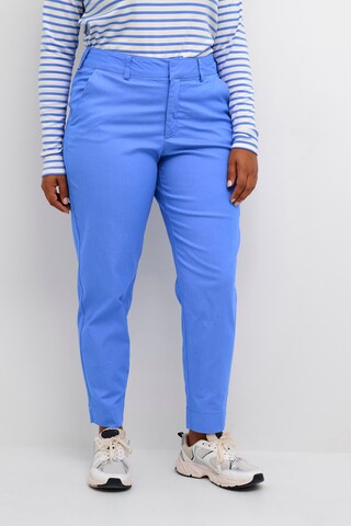 Skinny Pantalon chino 'Leana' KAFFE CURVE en bleu : devant