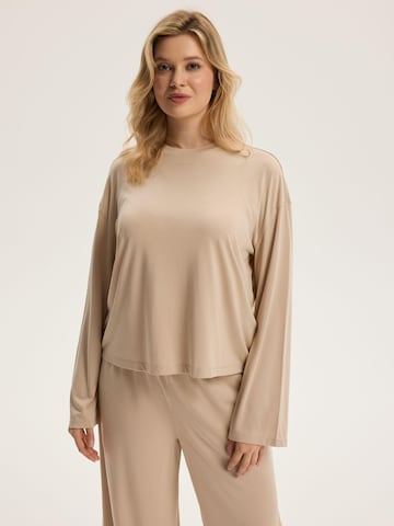 Maglietta 'Boxy-Langarmshirt aus Modal mit 3D-Logo, Ruth 2' di ESOTIQ in beige