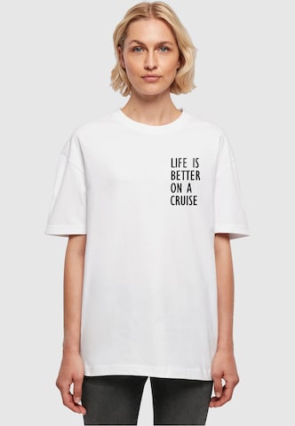 Merchcode Oversized shirt 'Life Is Better' in Wit: voorkant