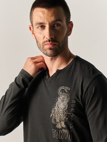 KOROSHI - Camisa em preto