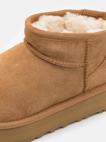 UGG Csizma 'Classic Ultra Mini' - barna