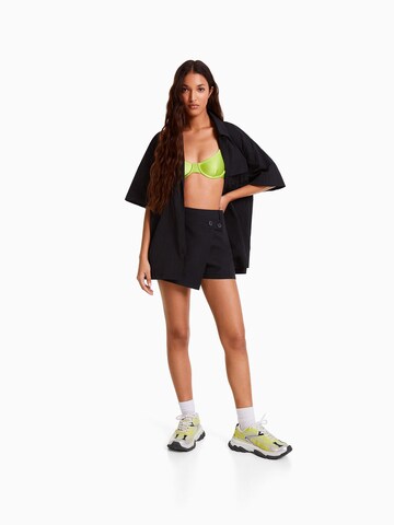 Bershka Regular Shorts in Schwarz