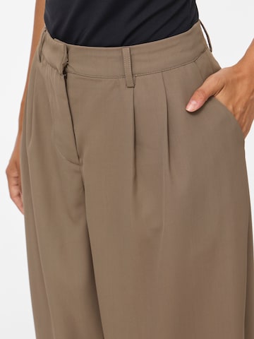 VILA - Barrel Pantalón plisado 'VILee' en marrón