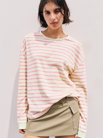 Pull&Bear Тениска в зелено: отпред