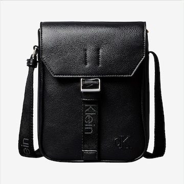 juoda Calvin Klein Rankinė su ilgu dirželiu: priekis