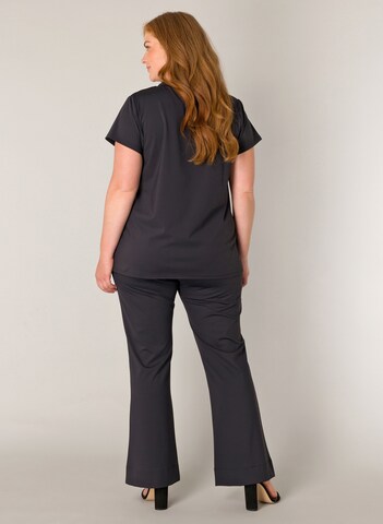 BASE LEVEL CURVY T-Shirt in Schwarz