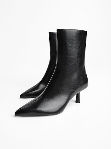 Bershka Stiefelette in Schwarz