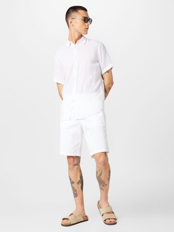 UNITED COLORS OF BENETTON - Ajuste regular Camisa en blanco
