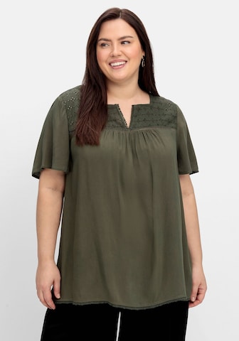 SHEEGO - Blusa em verde: frente