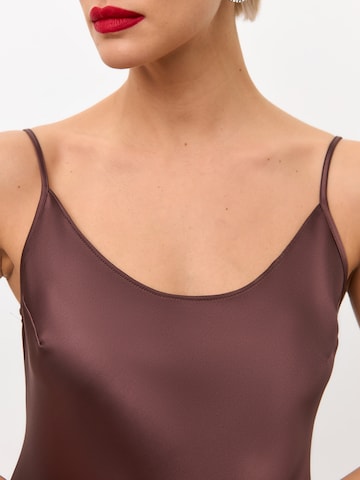 Robe 'Maxi satin slip dress 'Serene'' Serena Silueta en marron