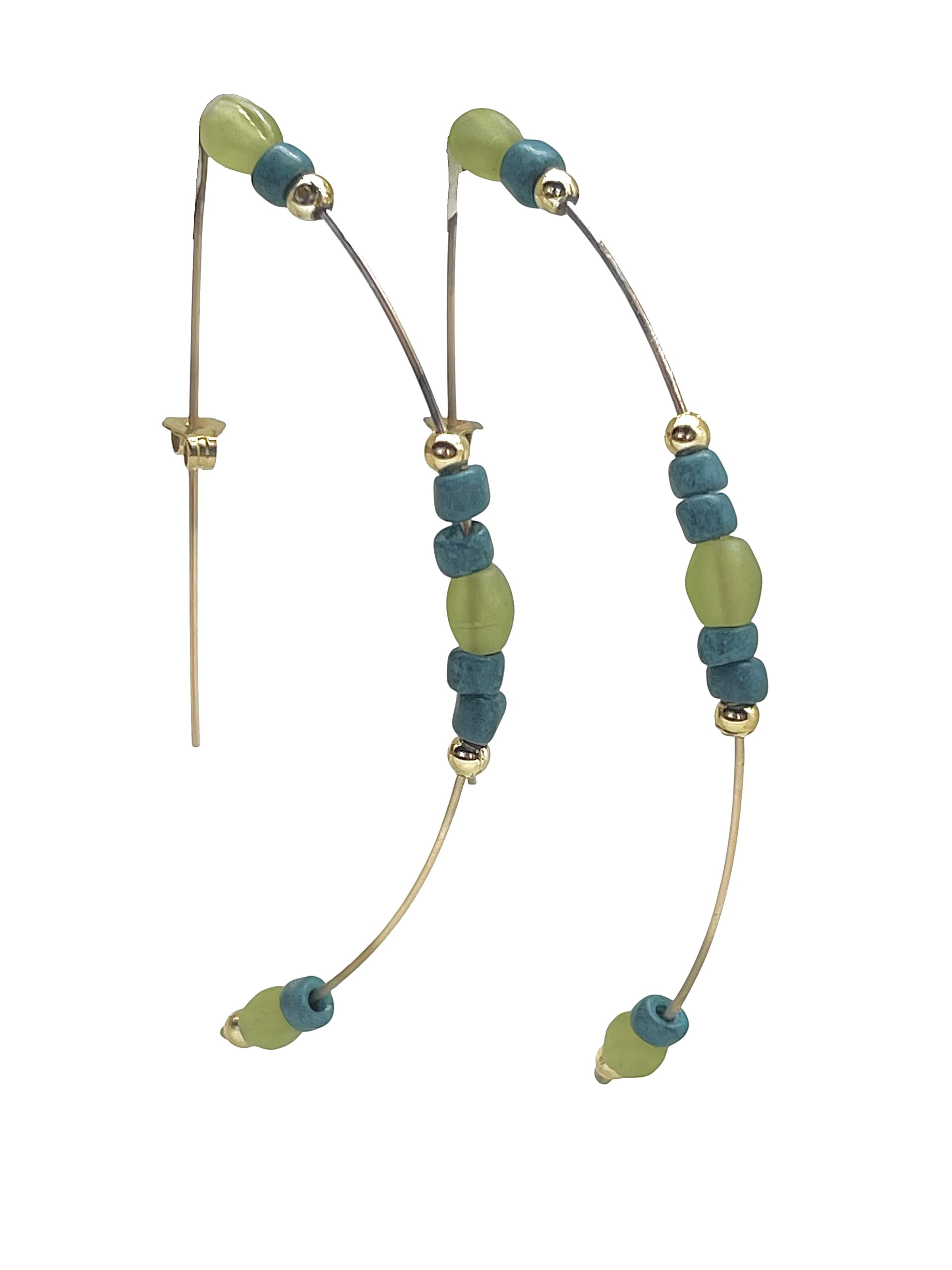 Gloria Mago Ohrringe 'Gold-plated arch pendant with olivine crystal'‌‌‌‌‌‌‌ in Grün: Vorderseite