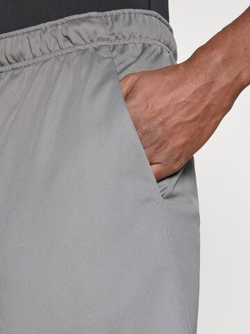 regular Pantaloni sportivi 'FLEX' di NIKE in grigio