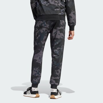 pelēks ADIDAS ORIGINALS Pakapēniski sašaurināts piegriezums Bikses 'Camo'