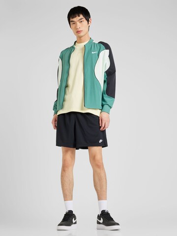 Nike Sportswear - Camiseta 'Premium Essentials' en amarillo