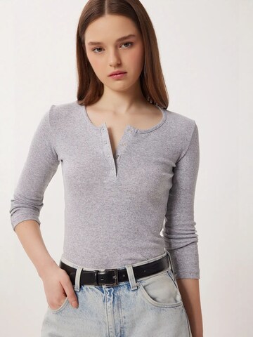 Camicia da donna di Happiness İstanbul in grigio