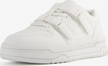 Bershka Sneakers in White: front