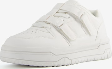 Baskets basses Bershka en blanc : devant