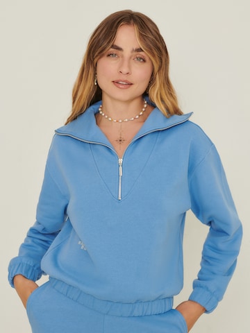 ABOUT YOU x Sofia TsakiridouSweater majica 'Sonja' - plava boja: prednji dio