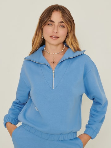 ABOUT YOU x Sofia Tsakiridou Sweatshirt 'Sonja' in Blue: front