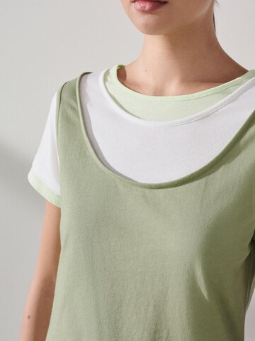 Tricou de la Next pe verde