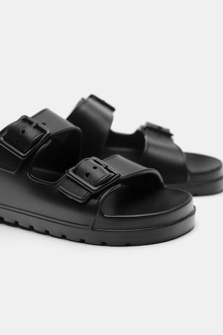 Pull&Bear Pantolette in Schwarz