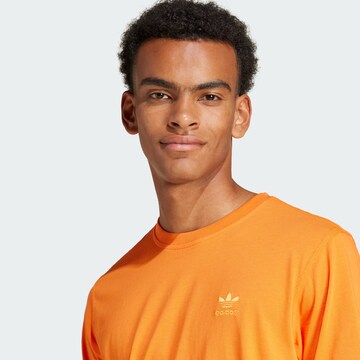 ADIDAS ORIGINALS - Camiseta 'Trefoil Essentials' en naranja