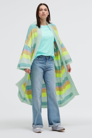 SENSES.THE LABEL Bunt gestreifter Long Cardigan KAL:LIE mit weiten Ärmeln in Grün: Vorderseite