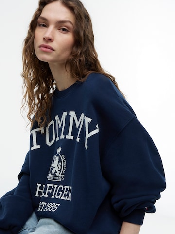 TOMMY HILFIGER Суичър 'VARSITY CREST' в синьо