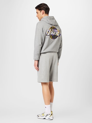 NEW ERA Regular Shorts in Grau