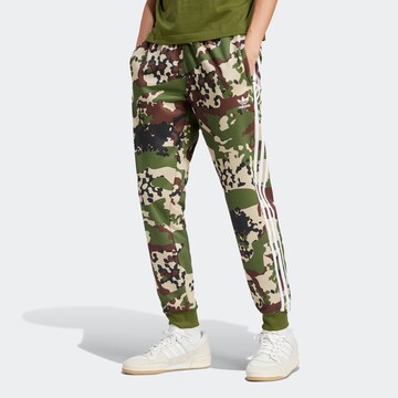 ADIDAS ORIGINALS Tapered Broek 'Camo' in Groen: voorkant