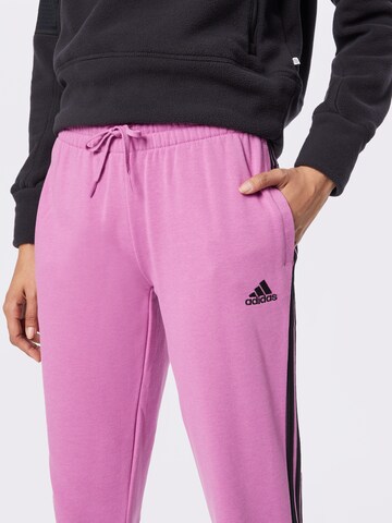 purpurinė ADIDAS SPORTSWEAR Siaurėjantis Sportinės kelnės 'Essentials Studio Lounge Cuffed 3-Stripes'