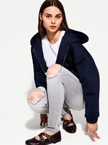 Skinny Jeans di Bershka in grigio