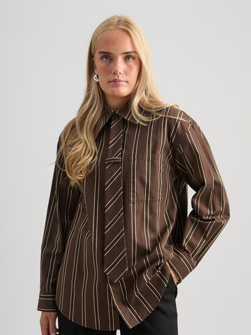 minus - Blusa 'Janine' en marrón: frente