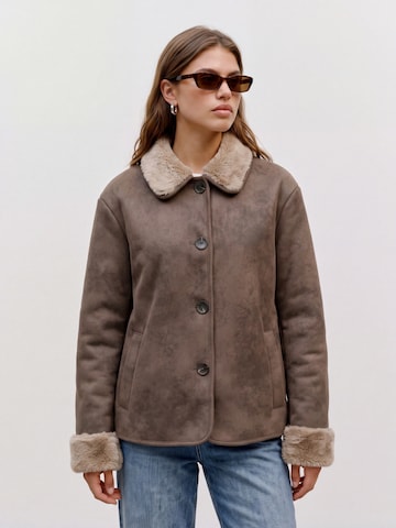 VERO MODA Between-Season Jacket 'VMNIA' in Brown: front