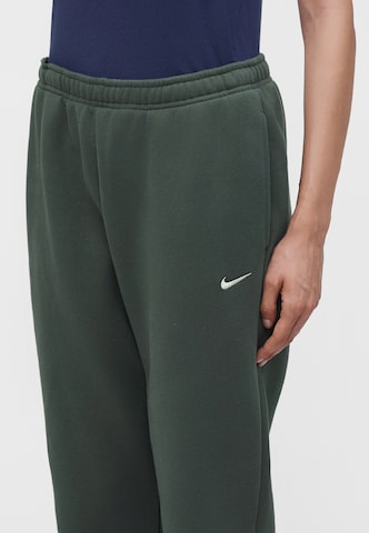 Tapered Pantaloni de la Nike Sportswear pe verde