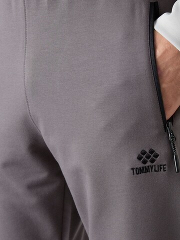 Tapered Pantaloni di Tommy Life in grigio