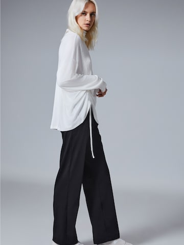 4TAILORS Paita 'Charlene' värissä valkoinen