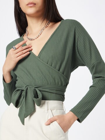 ABOUT YOU Shirt 'Ludmilla' in Groen